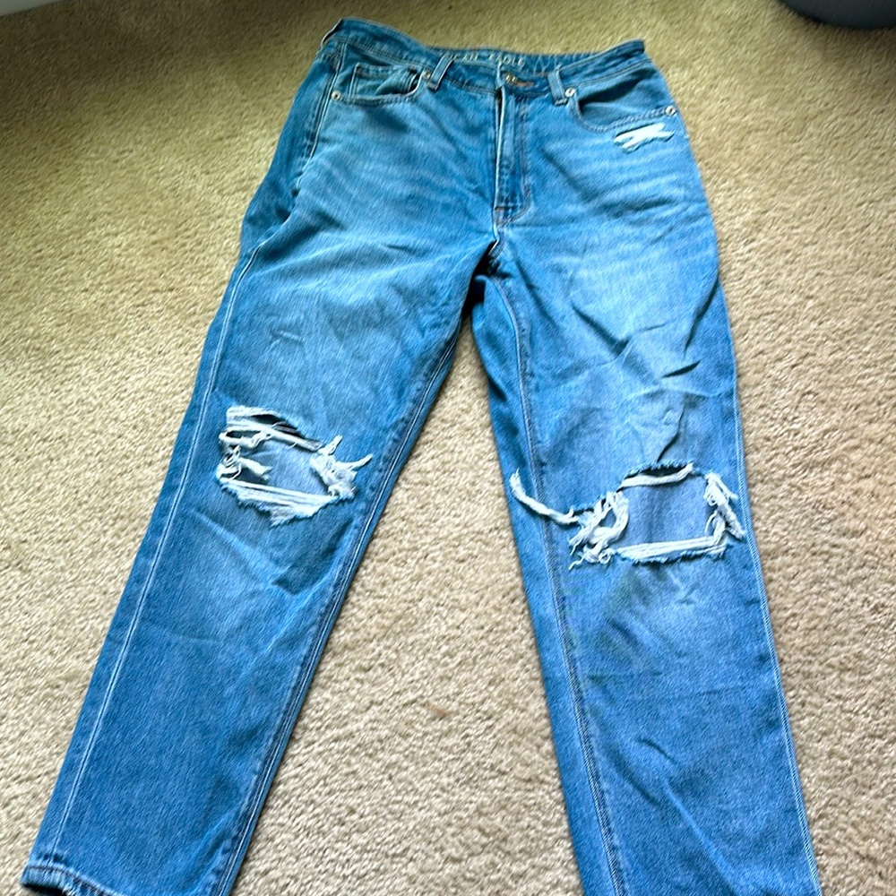 EUC American Eagle Ripped Mom Jeans! 👖